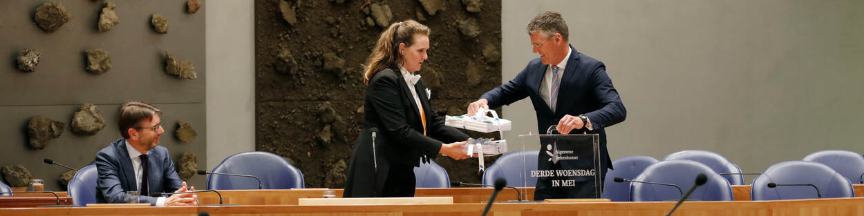 Overhandiging verantwoordingsonderzoekrapporten Pieter Duisenberg aan minister van Financiën in Tweede Kamer