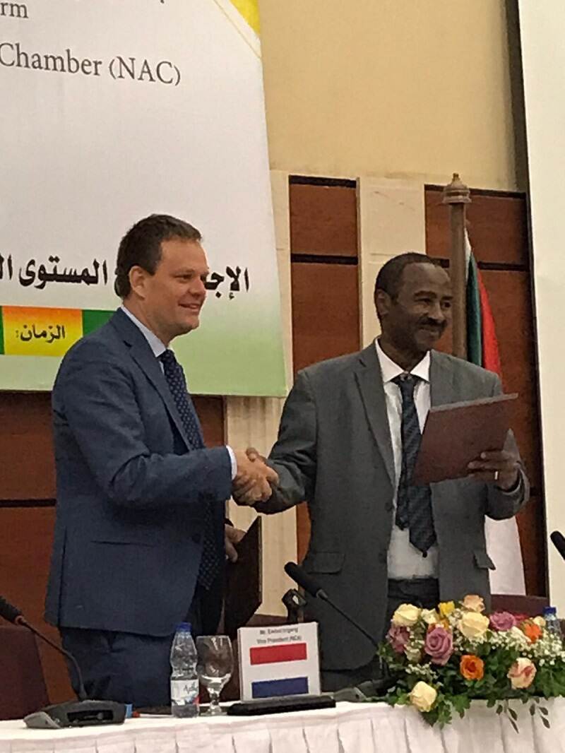 Hand shake of Vice-President Ewout Irrgang of Netherlands Court of Audit and president Eltahir Malik in Khartoum