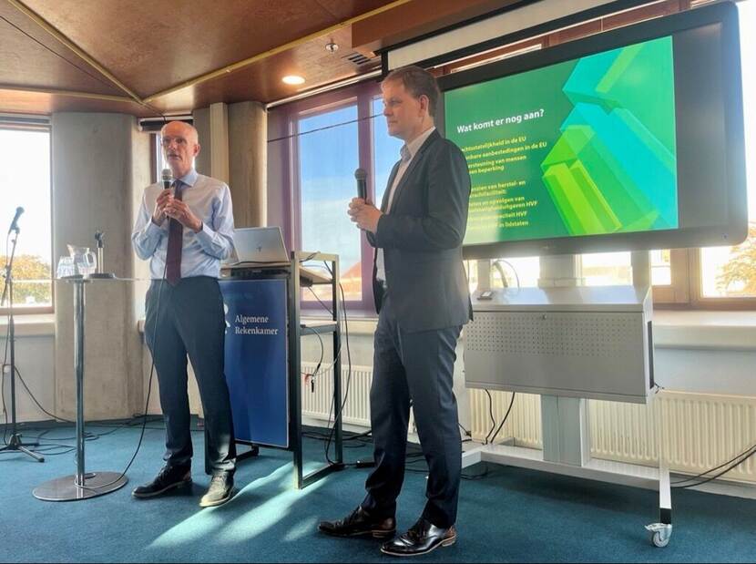 Collegelid Stef Blok van de Europese Rekenkamer (l) en collegelid Ewout Irrgang van de Algemene Rekenkamer