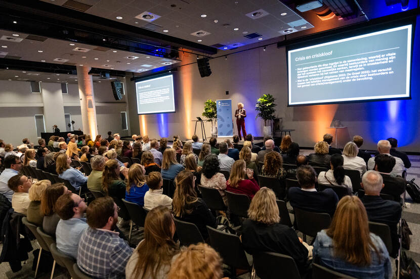 In een levendige presentatie voor een volle zaal schetst Beatrice de Graaf de relatie tussen burgers en de Staat in tijden van crisis.