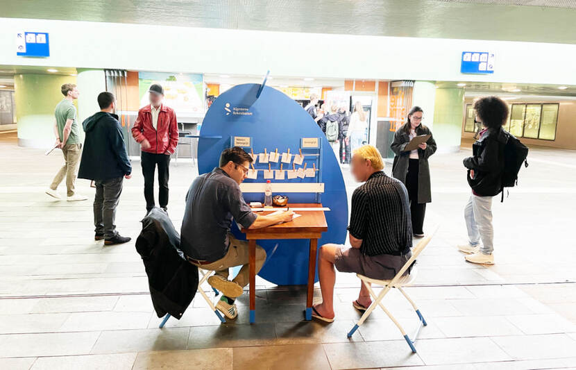De Rekentafel: onderzoekers in gesprek met voorbijgangers op een station in Nederland